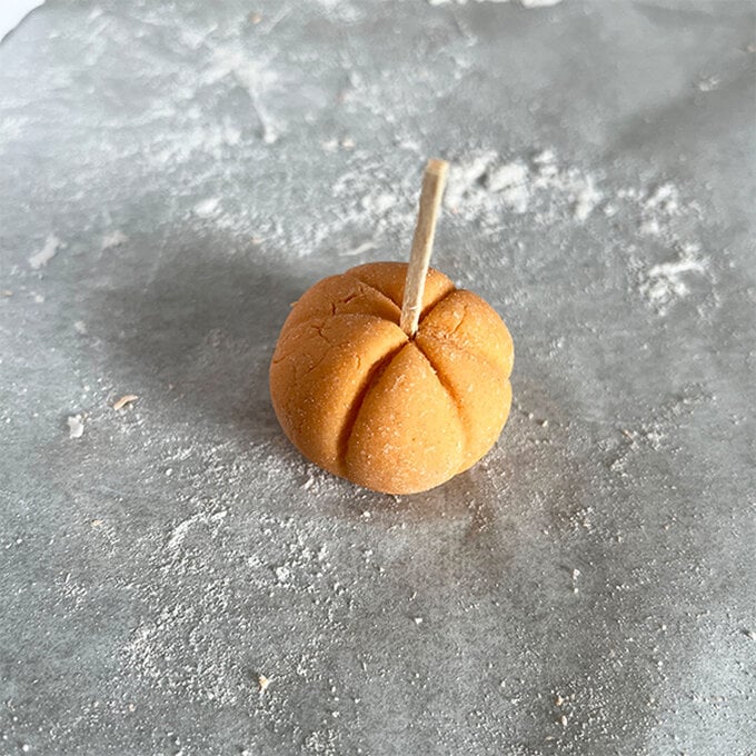 how-to-make-salt-dough-pumpkins_step-5.jpg?sw=680&q=85