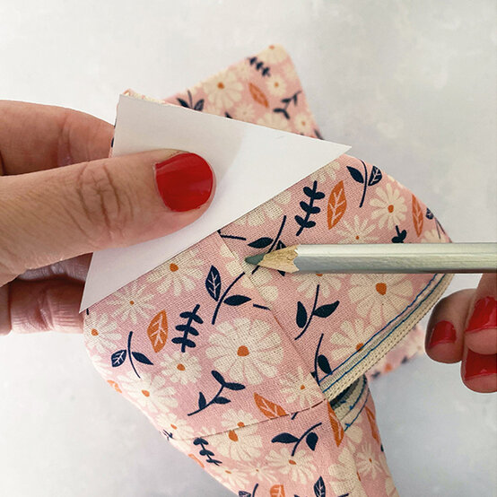 how-to-sew-a-quilted-makeup-bag_step17b.jpg?sw=554&q=85