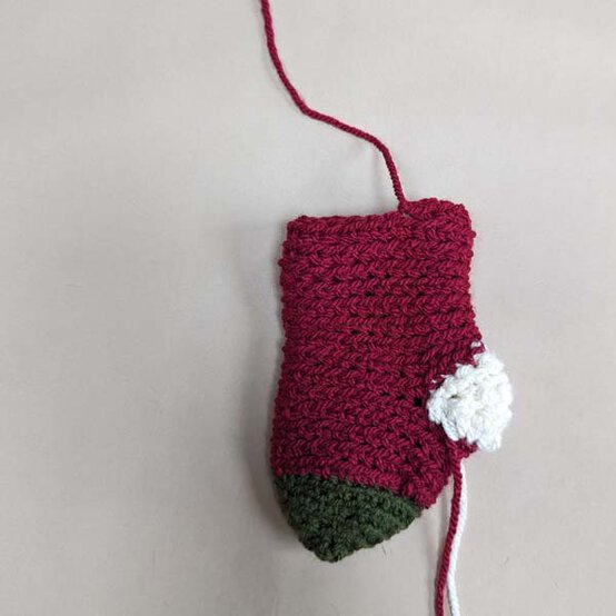 ideas%5Fstash%2Dbusting%2Dchristmas%2Dtable%2Ddecor%5Fstocking%2Dcutlery%2Dholders%5Fstep%2D2b.jpg?sw=554&q=85