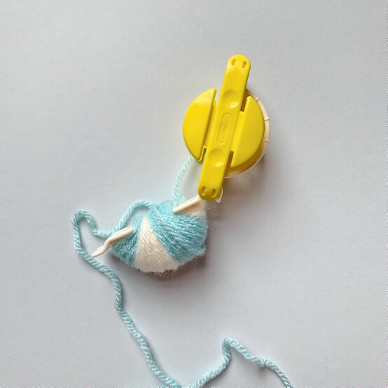 how_to_create_five_different_patterns_in_pom_poms_swirly_pom_pom_pattern_step_3.jpg?sw=554&q=85