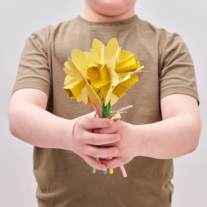 How-to-Make-an-Easy-Daffodil-Bouquet_Sq.jpg?sw=680&q=85