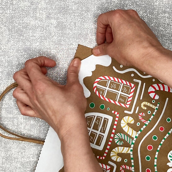 idea_ways-to-personalise-a-christmas-gift-bag-gingerbread_step6b.jpg?sw=554&q=85