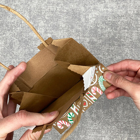 idea_ways-to-personalise-a-christmas-gift-bag-gingerbread_step6c.jpg?sw=554&q=85