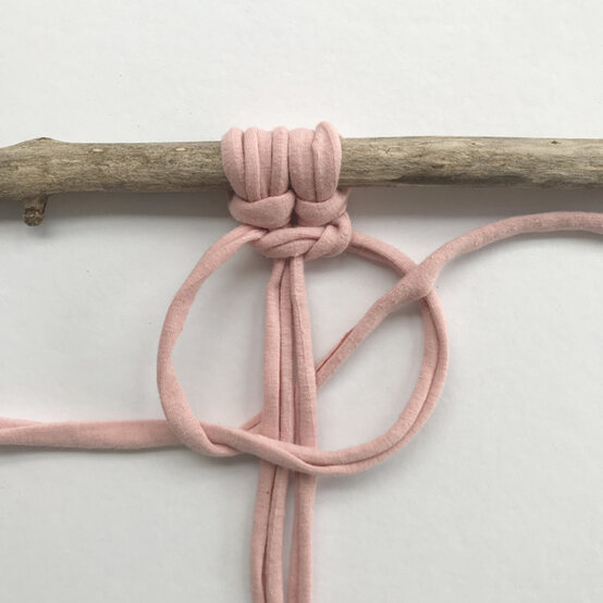 square-knot-step-5-.jpg?sw=554&q=85