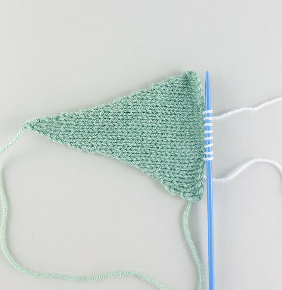 How-to-Knit-a-Christmas-Tree-Garland_step3.jpg?sw=554&q=85