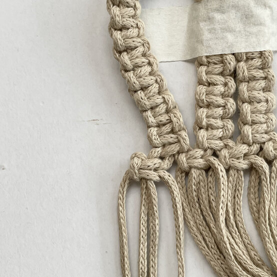 how%5Fto%5Fmake%5Fmacrame%5Fbunny%5Fplant%5Fpods%5Fstep%2D9.jpg?sw=554&q=85