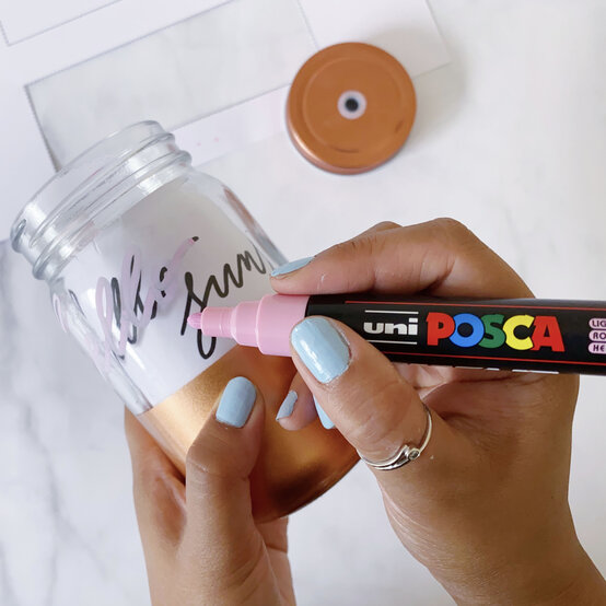 how-to-customise-drinking-jars-with-creative-lettering-_step5.jpg?sw=554&q=85
