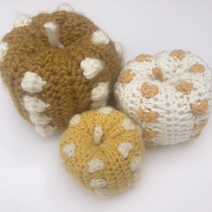 how-to-crochet-a-collection-of-pumpkins-step-2.jpg?sw=680&q=85