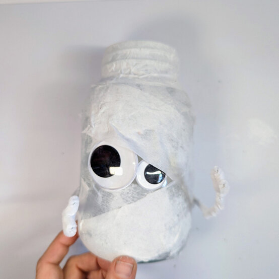 idea_halloween-glass-lanterns-mummy_step7.jpg?sw=554&q=85