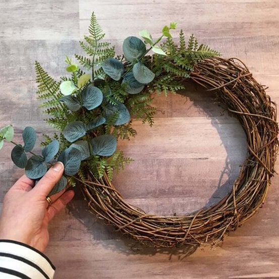 	Idea_how-to-make-a-pink-floral-spring-wreath_step5a.jpg?sw=554&q=85