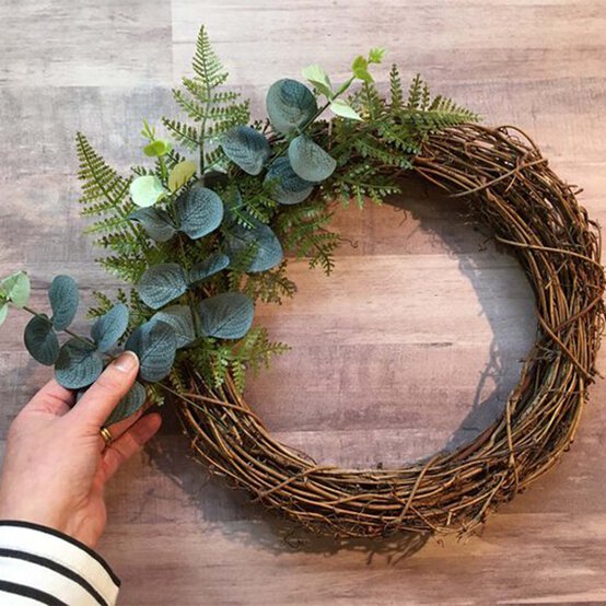 	Idea_how-to-make-a-pink-floral-spring-wreath_step5a.jpg?sw=554&q=85