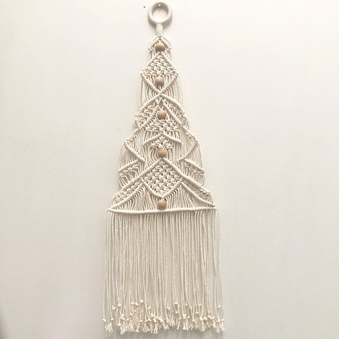 How to Macramé Christmas Tree Wall Hangings image number 1