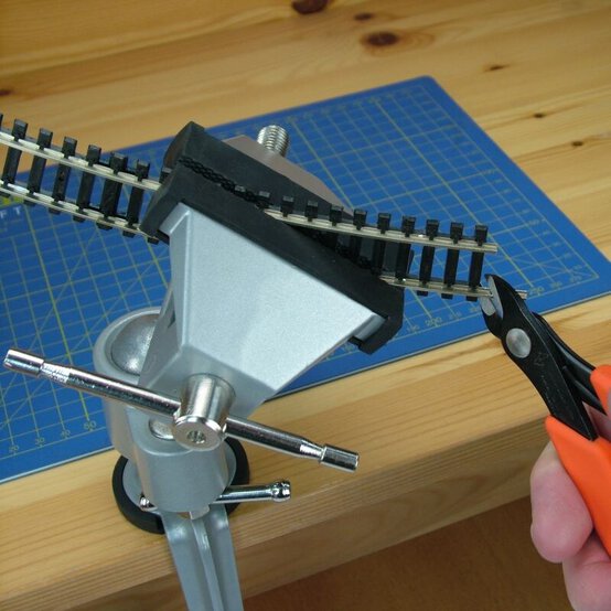 Modelcraft Multi Angled Bench Vice 55mm image number 3