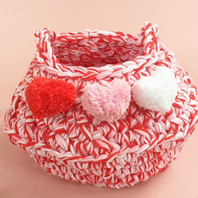 How to Crochet a Love Heart Belly Basket image number 1