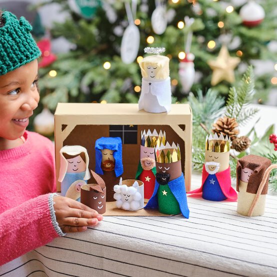 How to Make a Craft Roll Nativity Scene image number 1