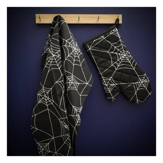 Spider&rsquo;s Web Tea Towel and Oven Glove image number 1