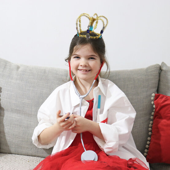 How to Make a Doctor Pearl Costume image number 1