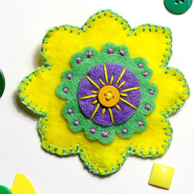 How to Sew a Floral Felt Brooch image number 1