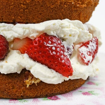 How to Make a Simple Victoria Sponge