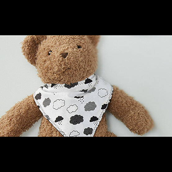 How to Sew Two Different Styles of Baby Bibs image number 1