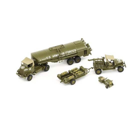 Airfix WWII USAAF 8th Bomber Resupply Set Model Kit 1:72 image number 2