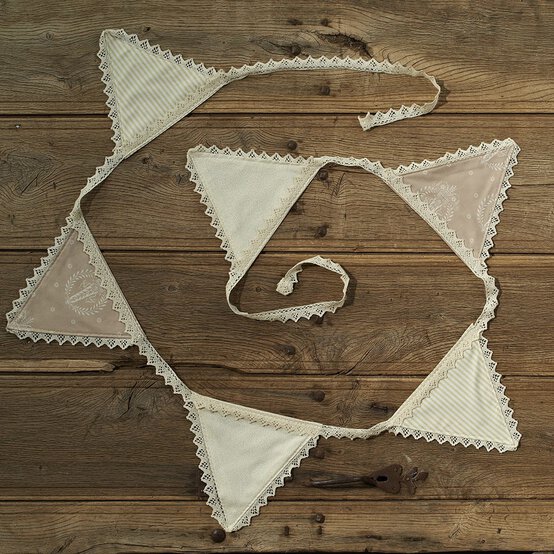 How to Make Vintage Lace Bunting image number 1
