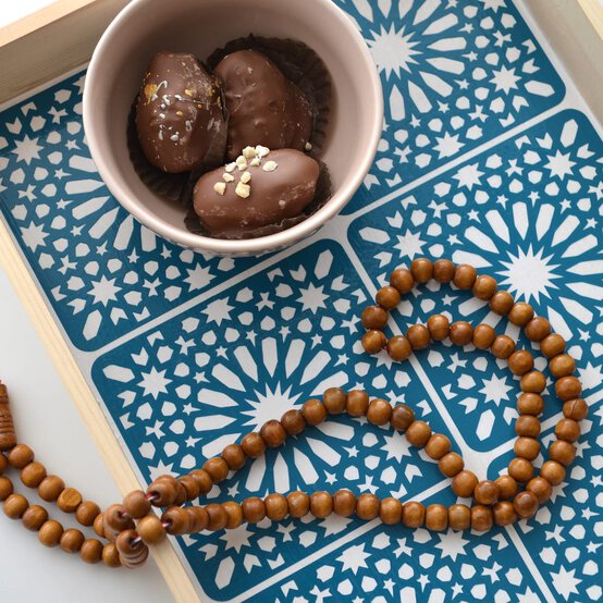 Cricut: How to Make an Adhesive Vinyl Tray for Eid image number 1