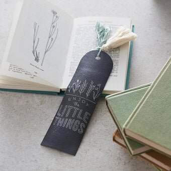 Cricut: How to Make a Foiled Bookmark
