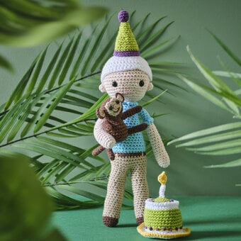 How to Crochet an Amigurumi David Attenborough