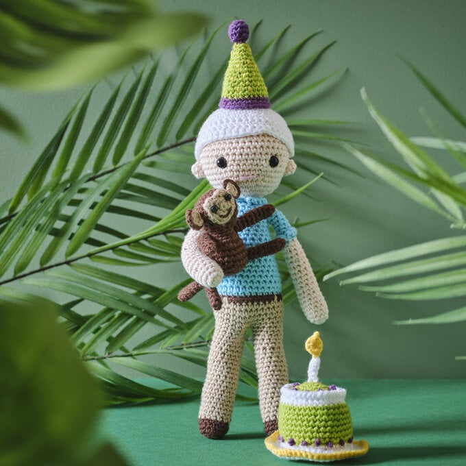 How to Crochet an Amigurumi David Attenborough image number 1