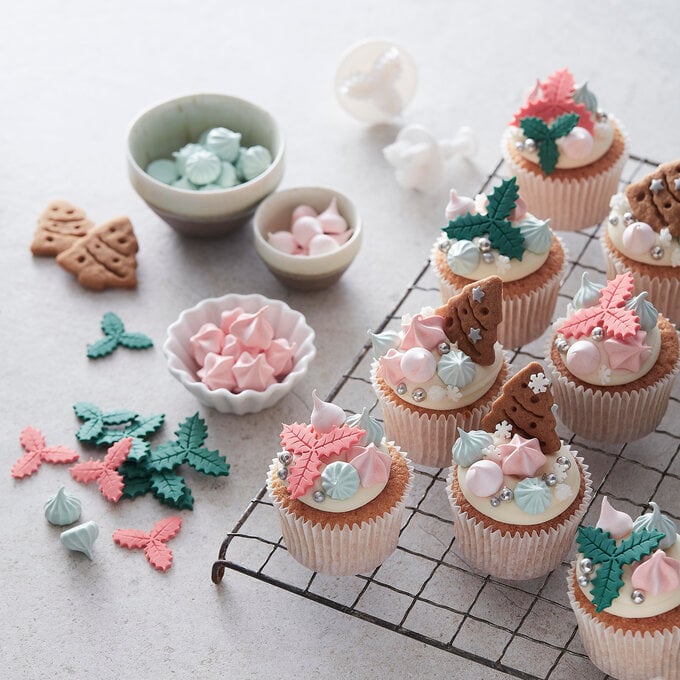 How to Make Decorated Christmas Cupcakes image number 1
