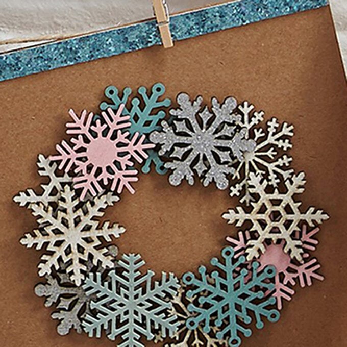 How to Make a Snowflake Wreath Card image number 1