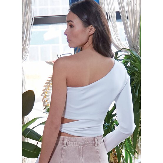 McCall&rsquo;s Heather Top Sewing Pattern M8117 (14-22) image number 6