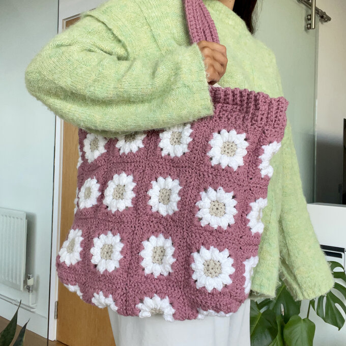 How to Crochet a Granny Square Flower Tote Bag image number 1