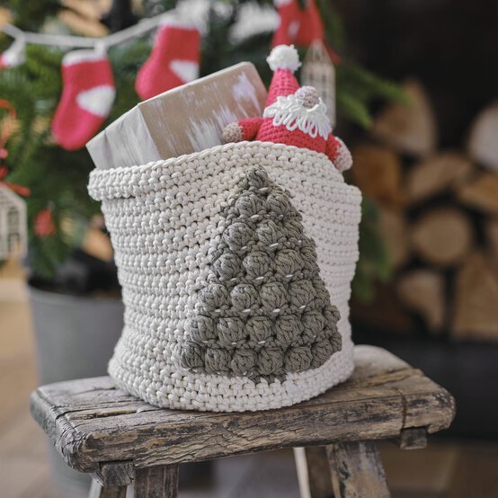 How to Crochet a Christmas Basket image number 1