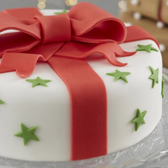 How to Make a Traditional Bow Christmas Cake