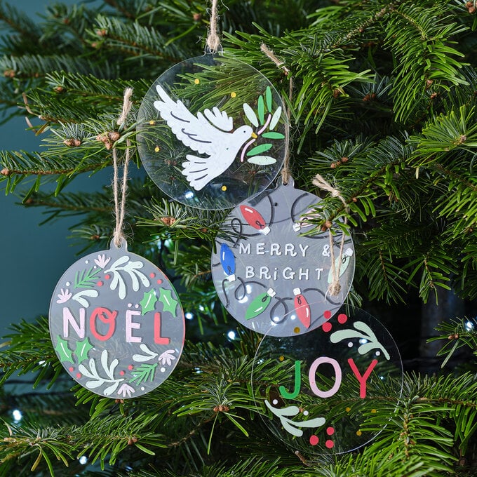 How to Decorate Acrylic Baubles with Paint Markers image number 1