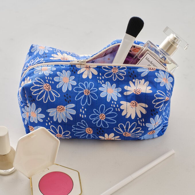 How to Sew a Quilted Makeup Bag image number 1