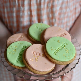 How to Decorate Scrumptious Biscuits with Friends