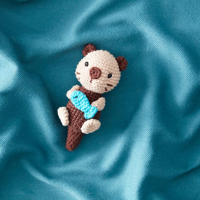 How to Crochet an Amigurumi Otter image number 1