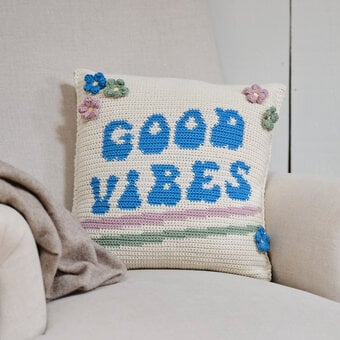 How to Crochet a Retro Flower Cushion