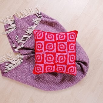 How to crochet a colourful cushion