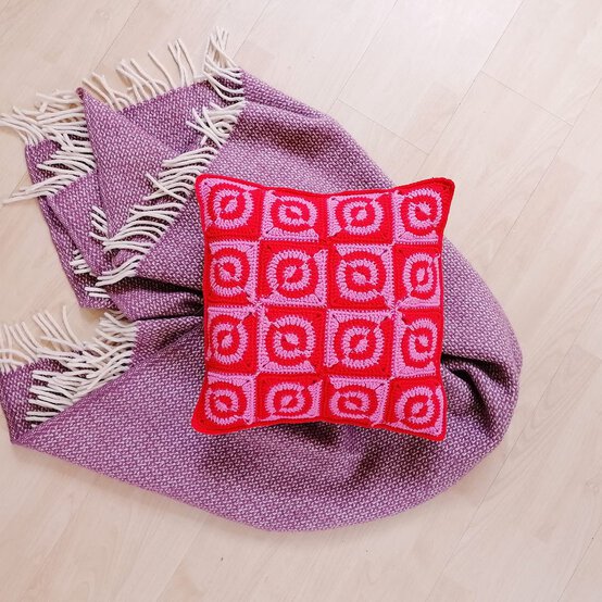 How to crochet a colourful cushion image number 1