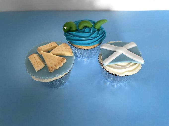 How to Decorate St Andrew's Day Cupcakes image number 1
