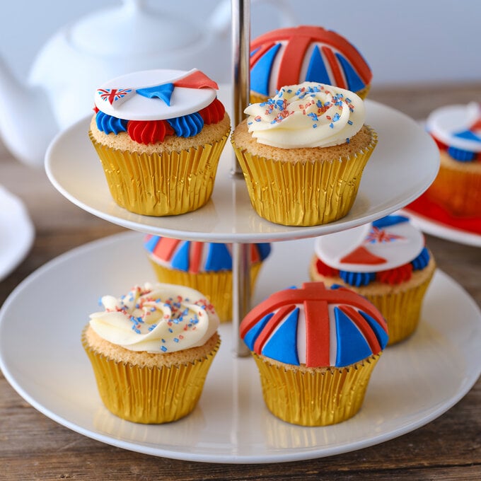 How to Make Decorated Royal Cupcakes image number 1