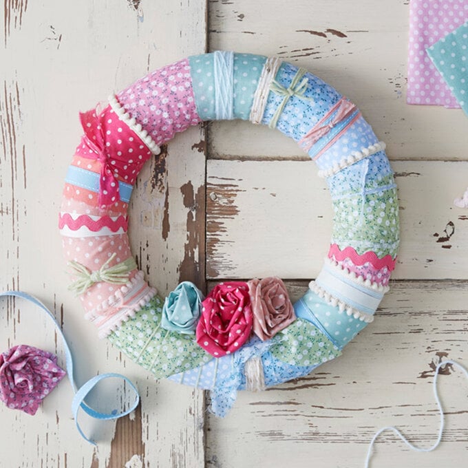 How to Make a Fabric Wreath image number 1