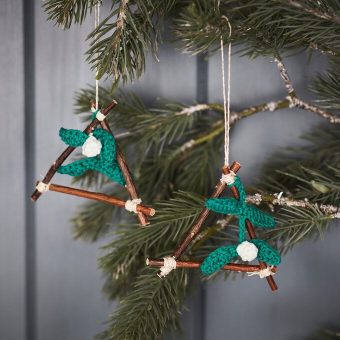 How to Crochet Mistletoe Triangles image number 1