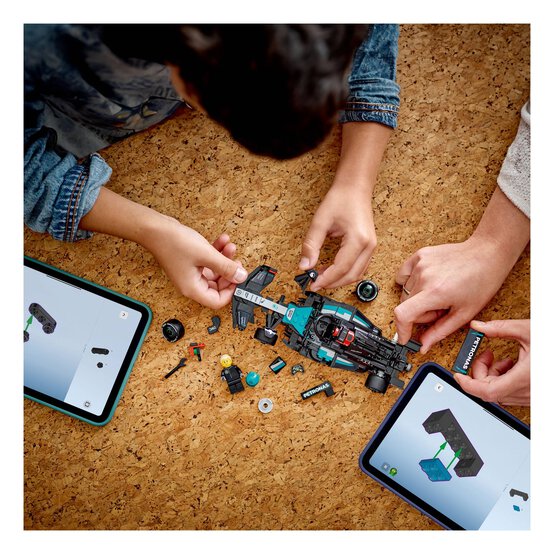 LEGO Mercedes-AMG F1 W15 Race Car image number 3