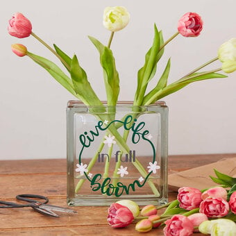 Cricut: How to Create a Personalised Vase with Adhesive Vinyl