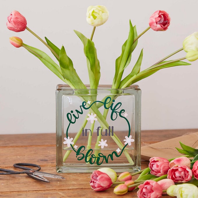 Cricut: How to Create a Personalised Vase with Adhesive Vinyl image number 1